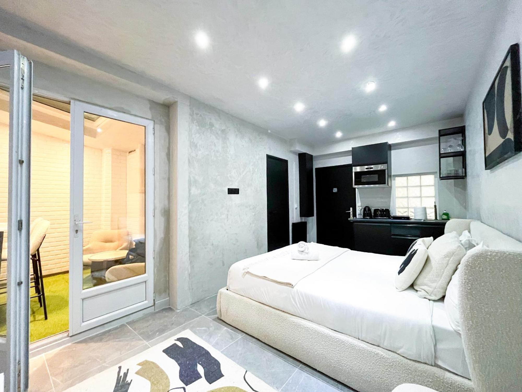 Apartment 11 - Champs-elysees *